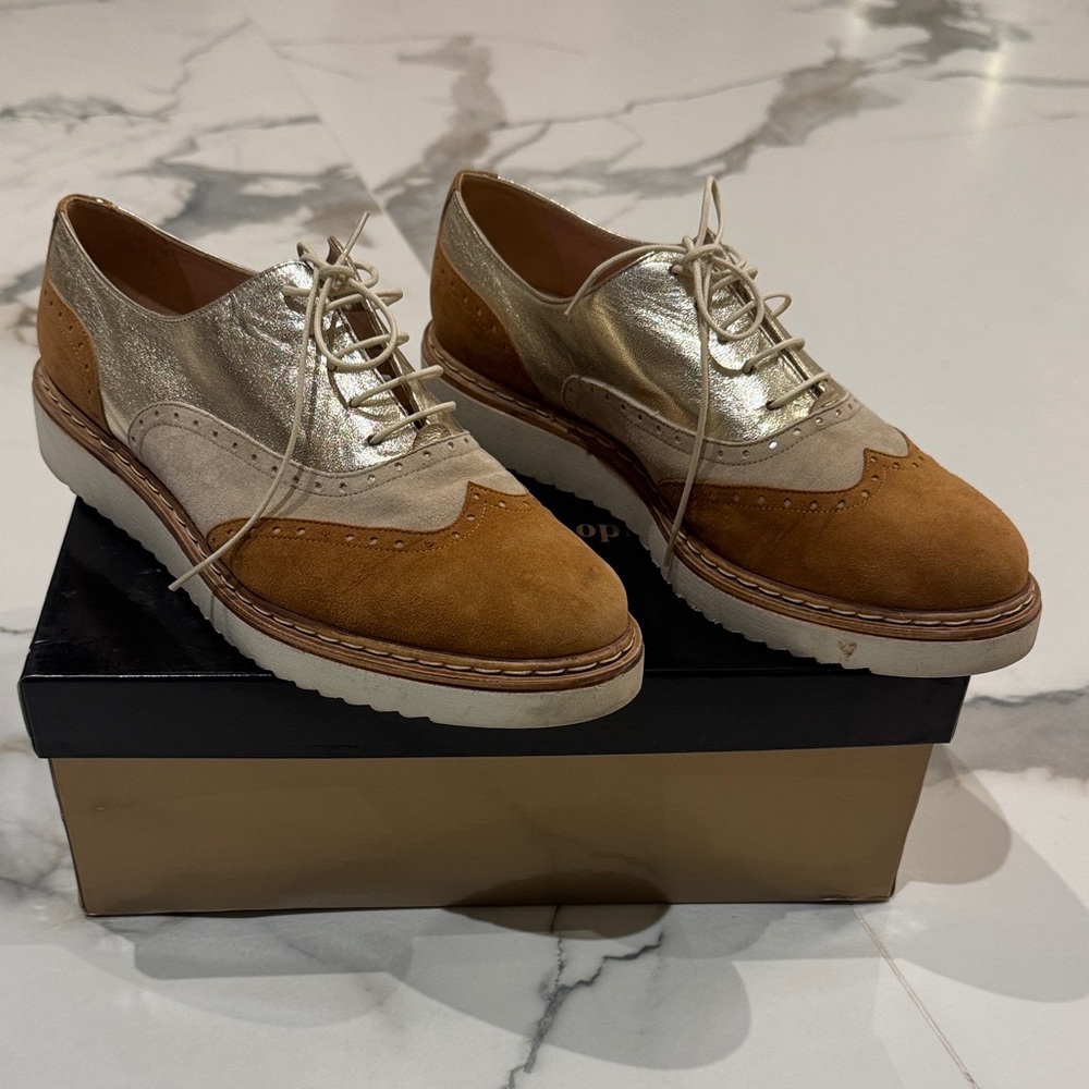 Elegant Women's Tan and Gold Loafers